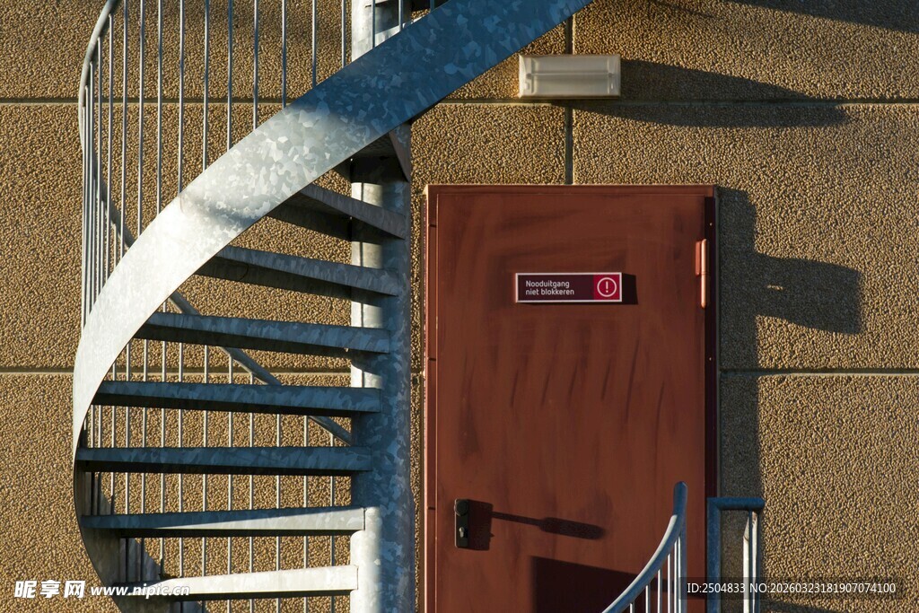 户外螺旋楼梯与棕色房门