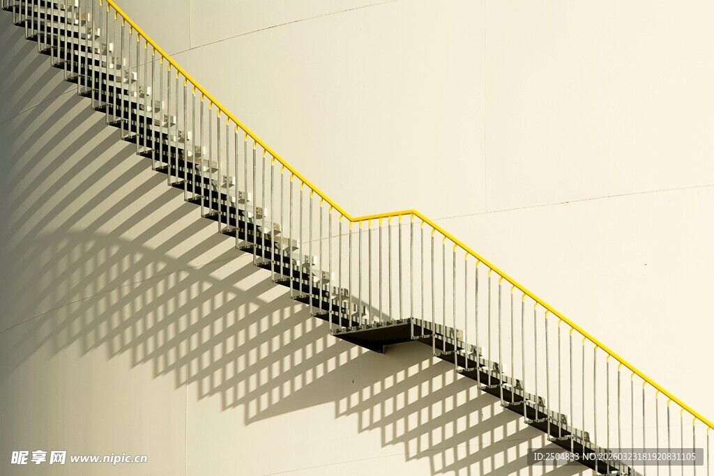 室内金属楼梯与黄色扶手