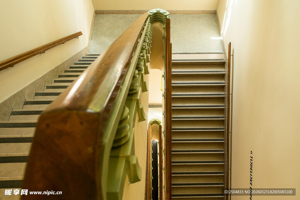 复古风格木质楼梯景观