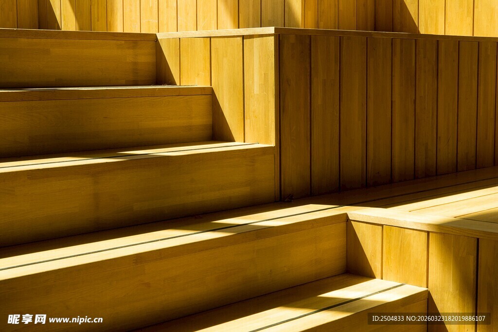 木质楼梯的温暖光影