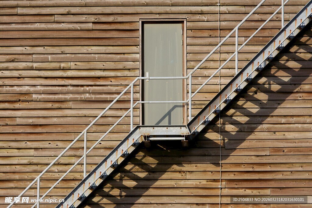 木质建筑外的金属楼梯