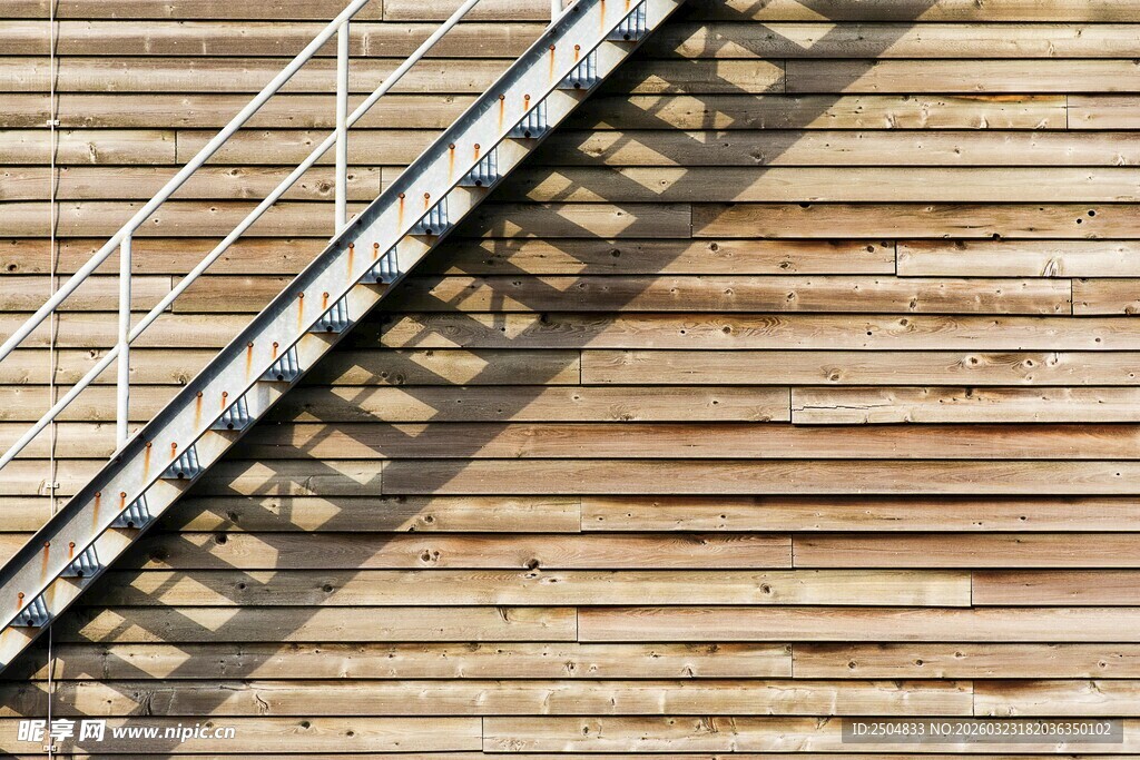 木质墙面的金属楼梯影子