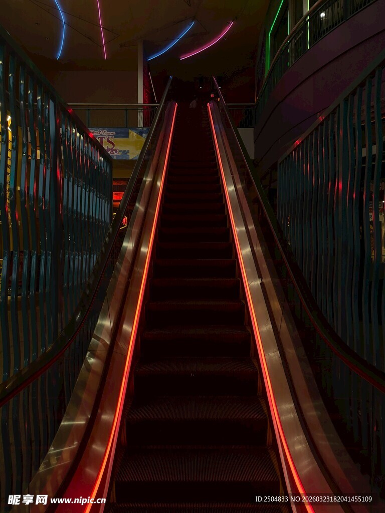 夜间绚丽自动扶梯
