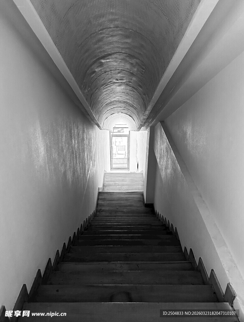 昏暗走廊中的阶梯