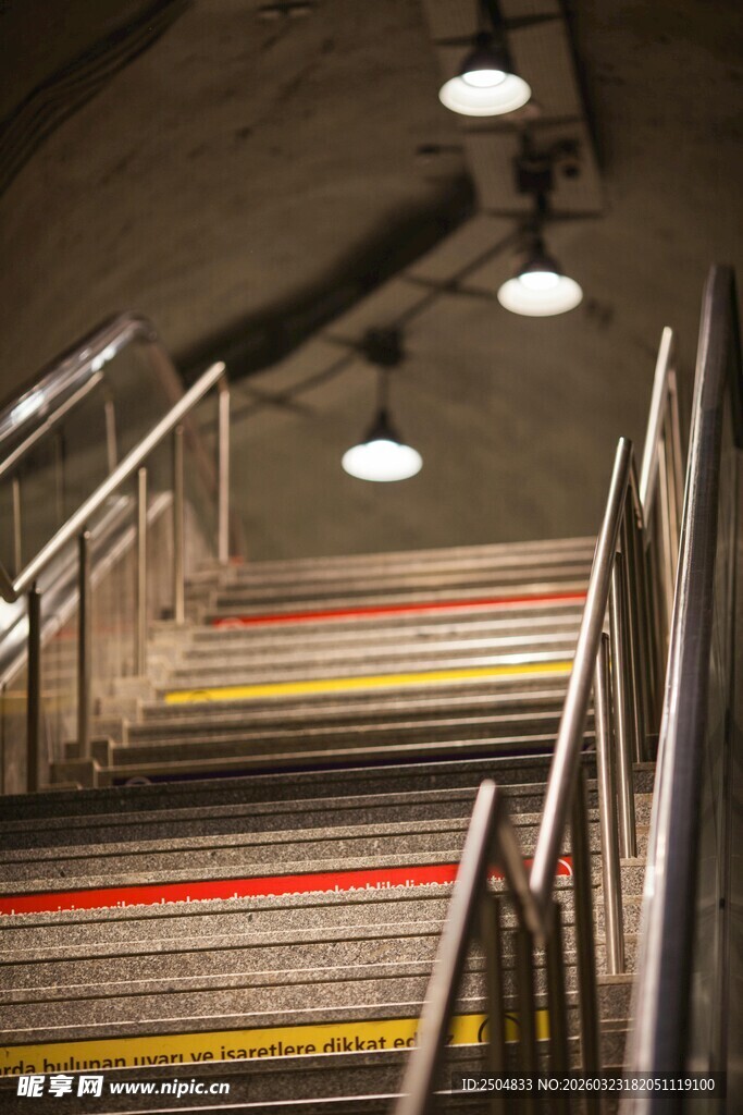 彩色阶梯与悬挂灯具