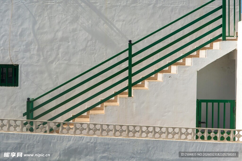 简约绿栏杆白色楼梯一角
