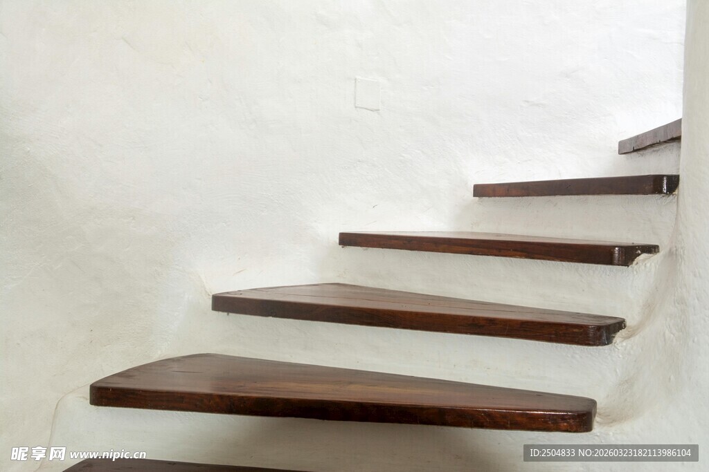 简约木质悬浮楼梯设计