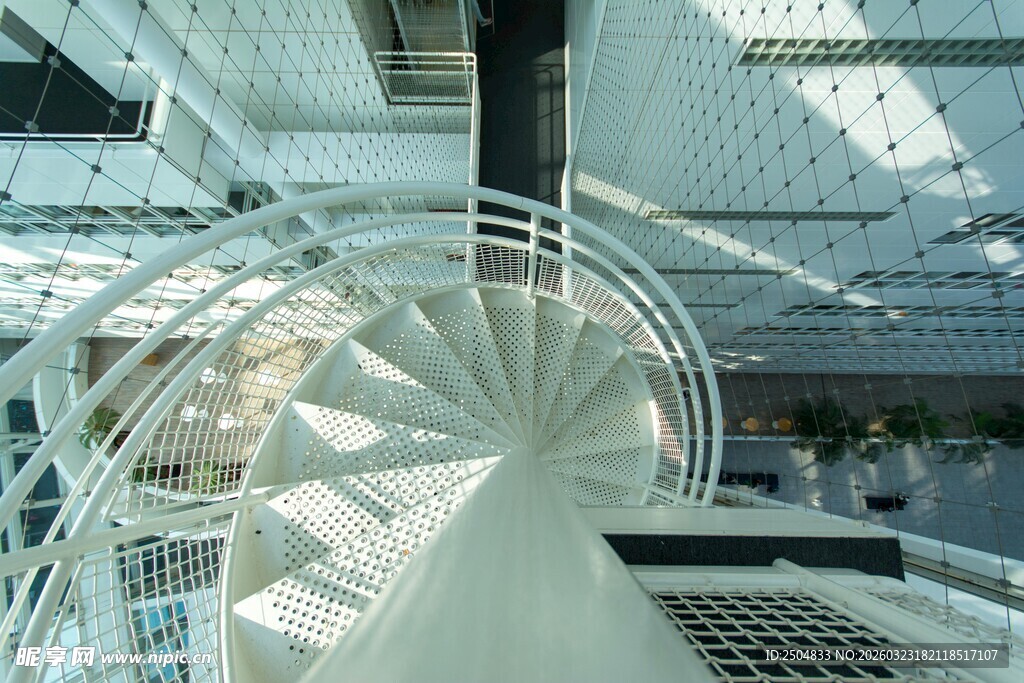 现代建筑内的白色螺旋楼梯