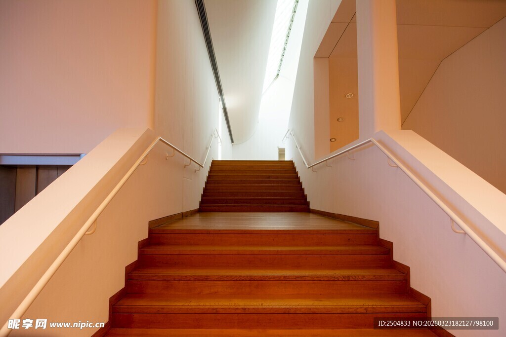明亮室内木质楼梯通道