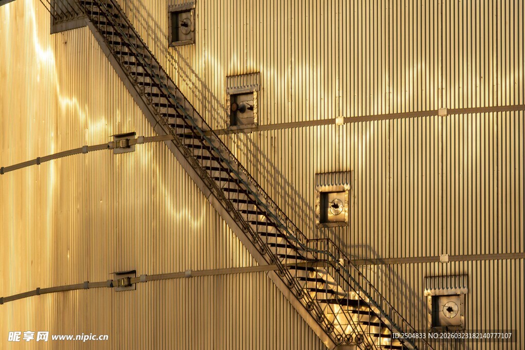 金属罐体上的垂直金属梯