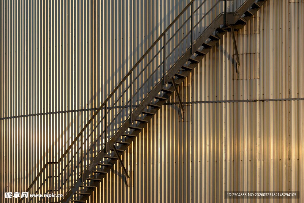 金属墙面上的户外楼梯