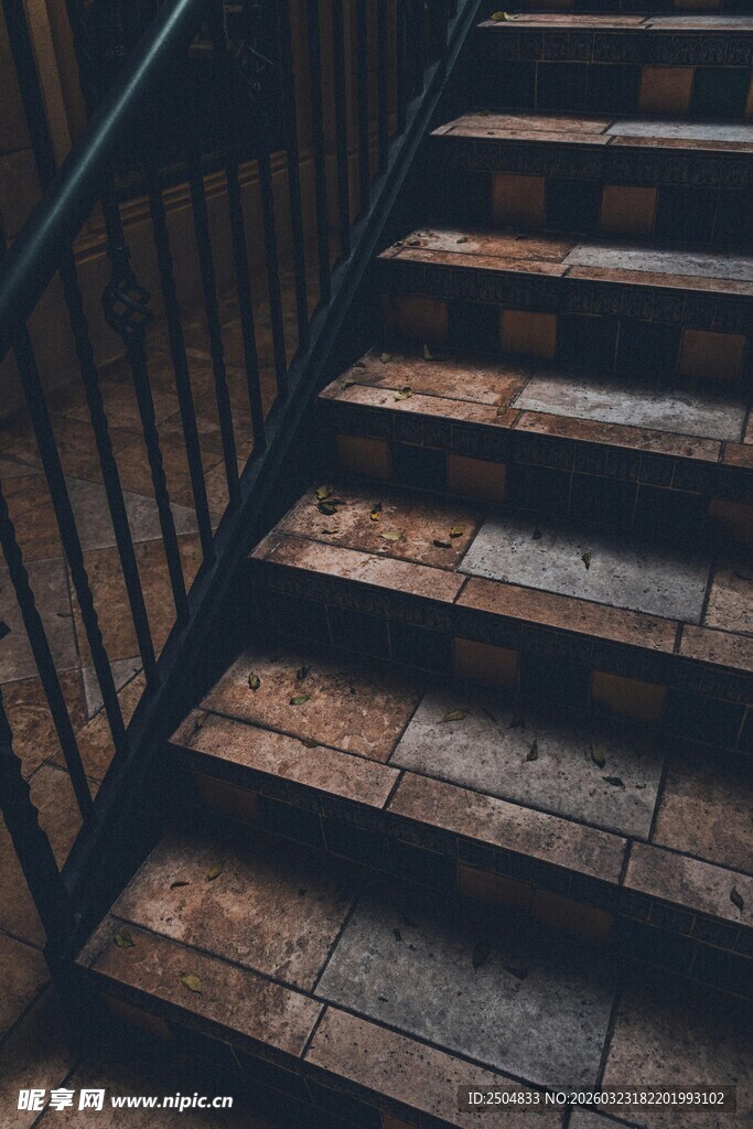 复古木质楼梯的独特美感