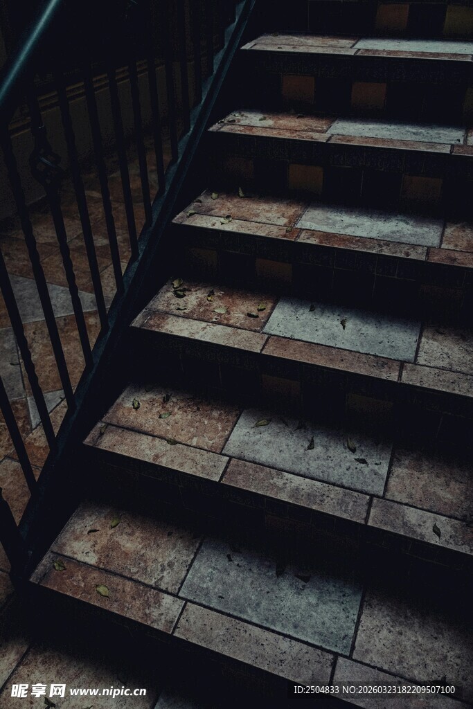 老旧木质楼梯的沧桑质感