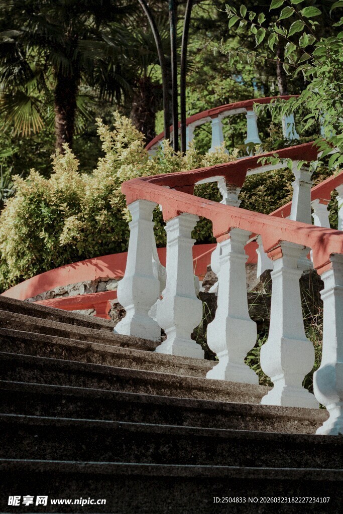 山间红瓦白柱的别致阶梯