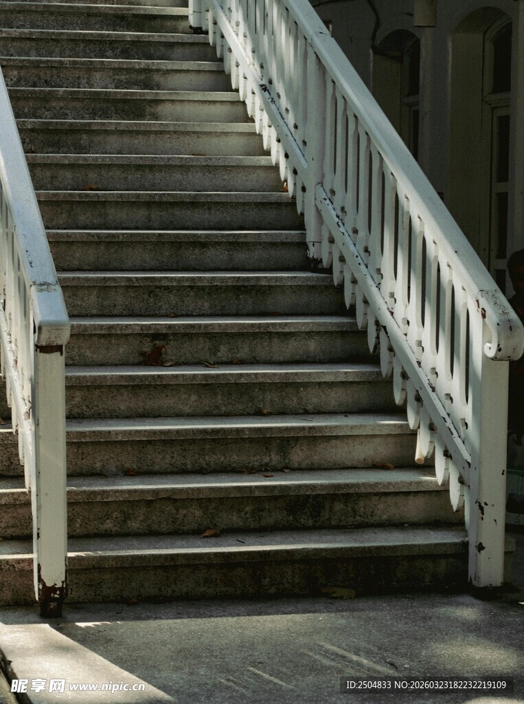 复古风格的户外木质楼梯