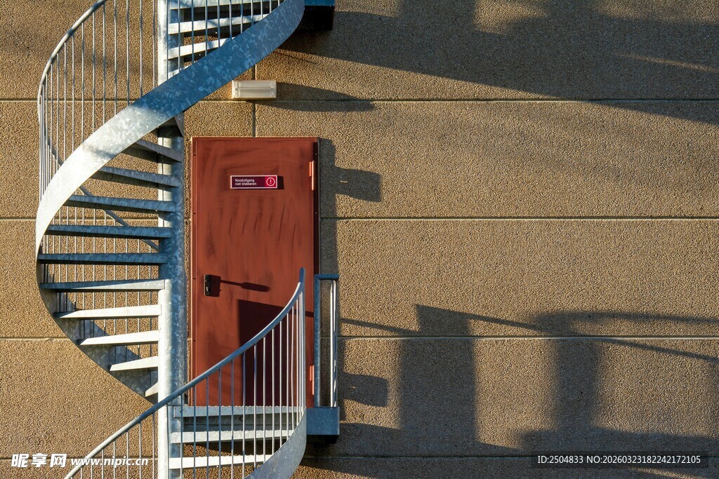 螺旋楼梯旁的红色门