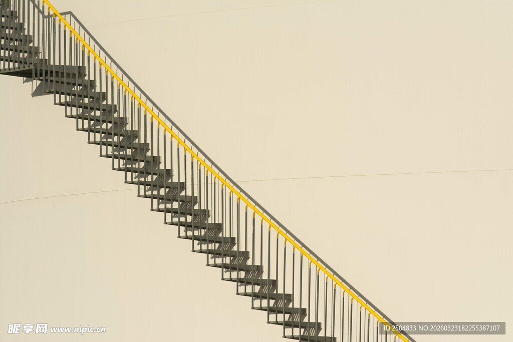 金属楼梯的简约线条美感
