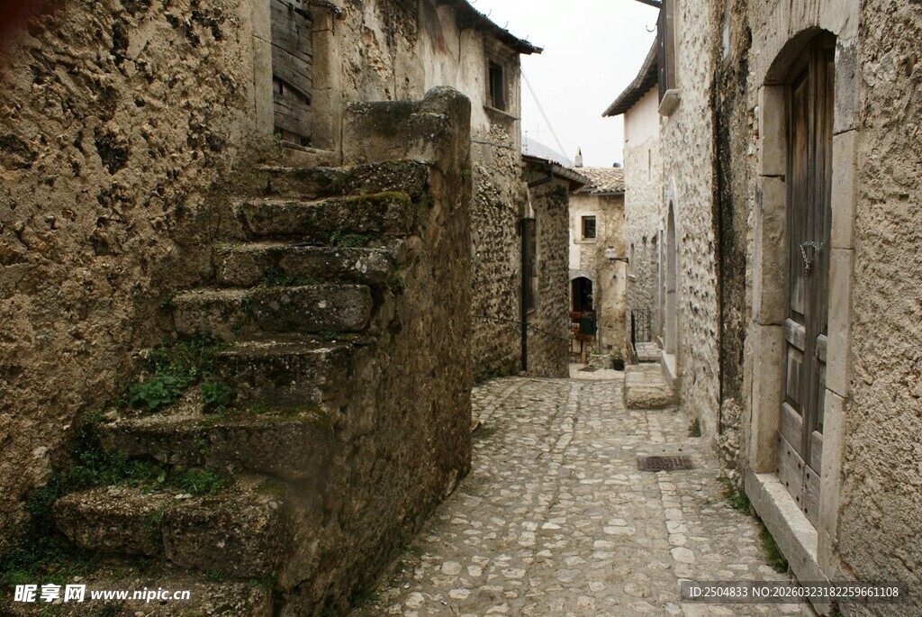 古老狭窄的石头小巷