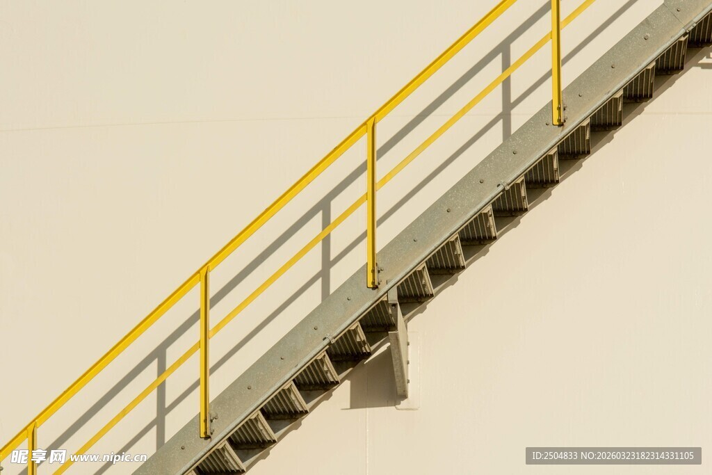 黄色护栏楼梯近景视角