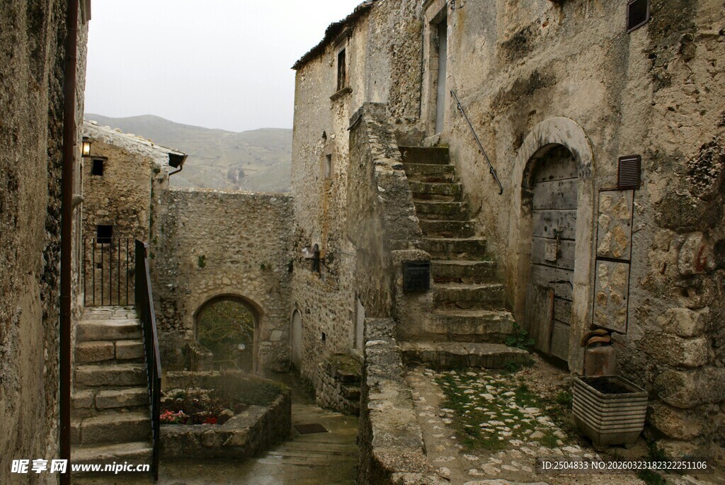 古老石砌小巷与阶梯景观