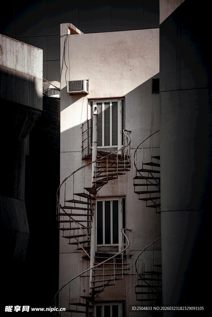 老旧建筑的光影与阶梯