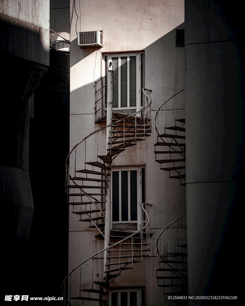 复古风格的户外螺旋楼梯