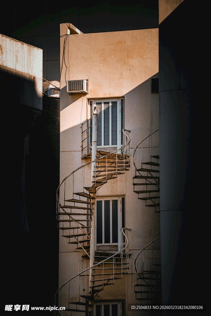 阳光下的老式建筑外墙