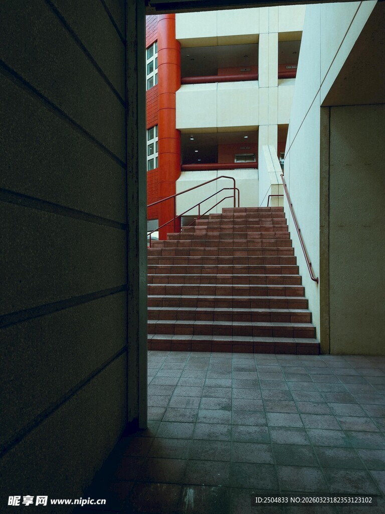 校园内的红砖楼梯通道