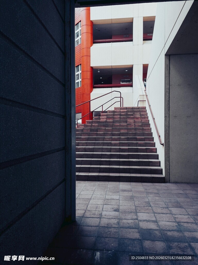 建筑内的阶梯通道景象