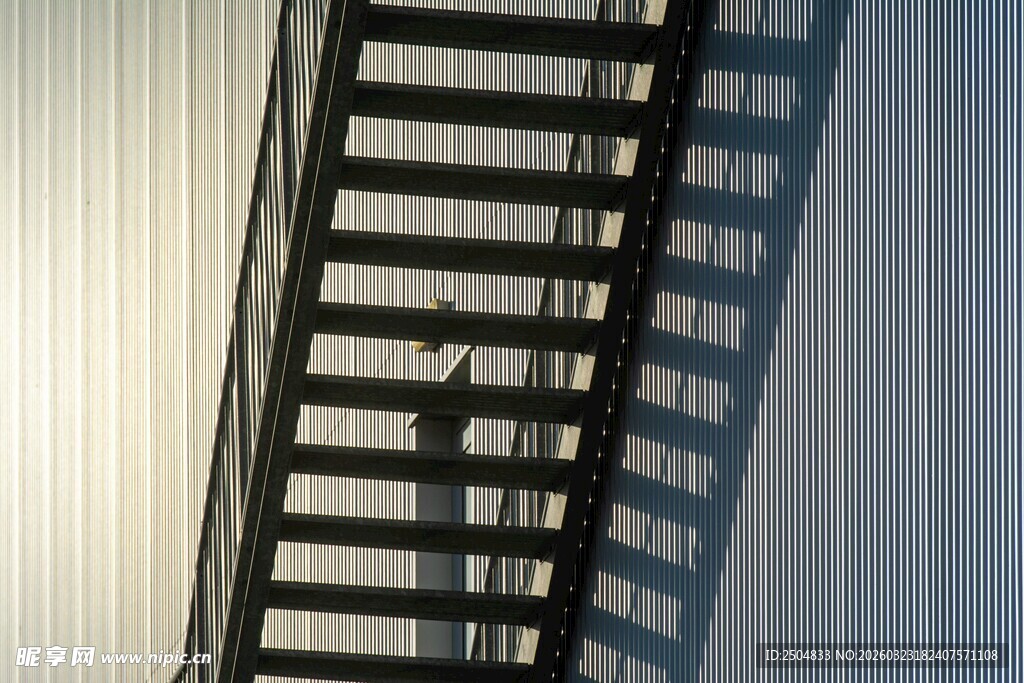 仰视下的现代建筑轮廓