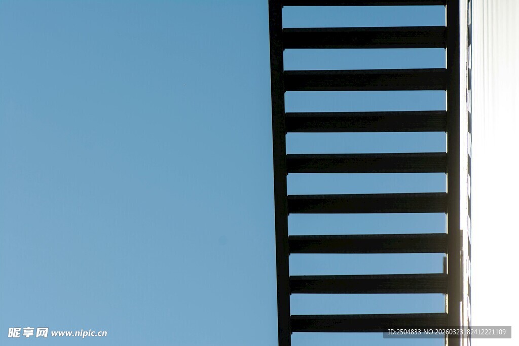 直立的黑色阶梯与蓝天