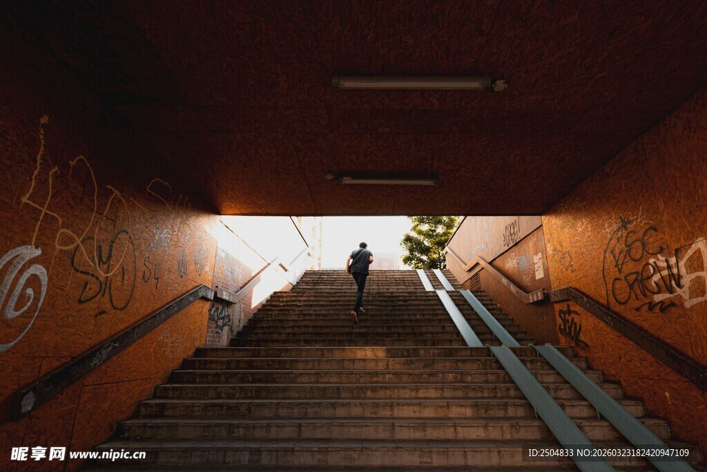 昏暗楼道中一人走向光明