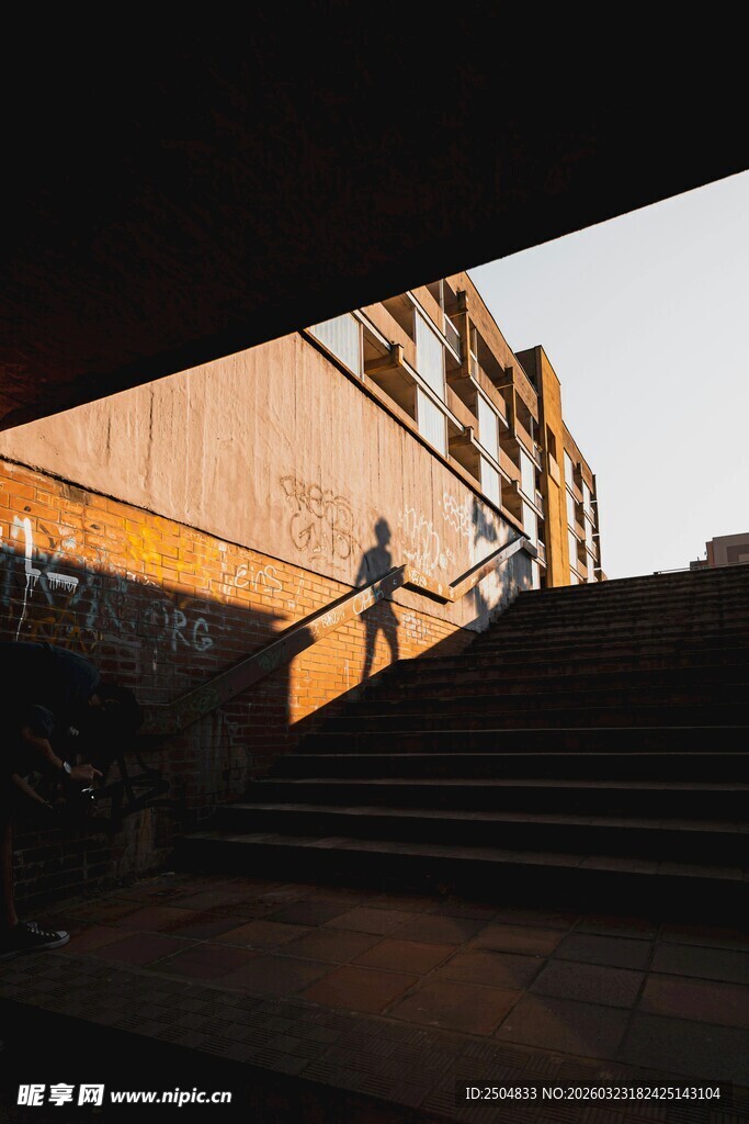 夕阳下的楼梯上行走身影