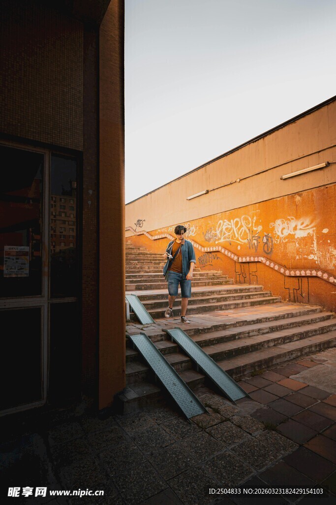 夕阳下的户外独行者