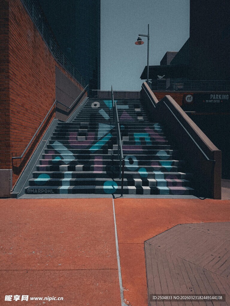 彩色涂鸦装饰的户外楼梯