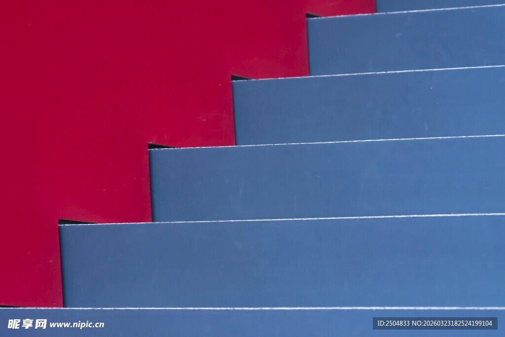 红蓝相间的阶梯