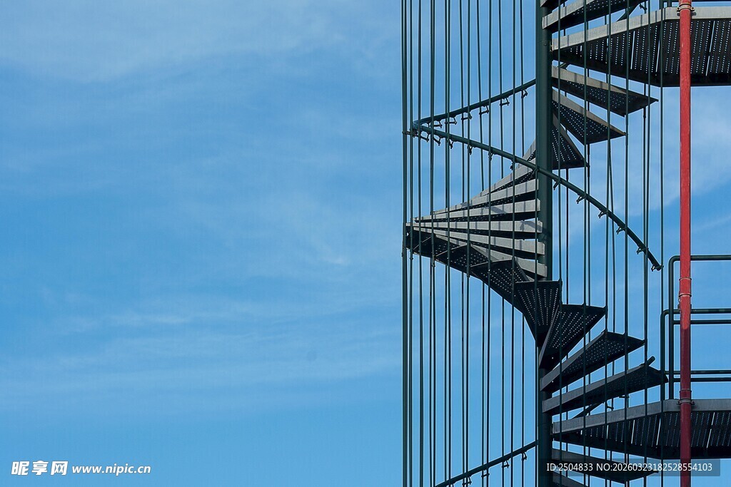 蓝天映衬下的螺旋钢结构楼梯