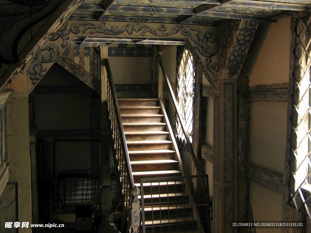 复古木质楼梯的静谧角落