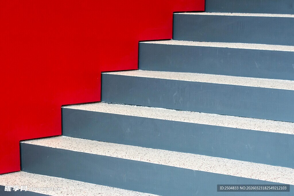 红墙旁的灰色阶梯