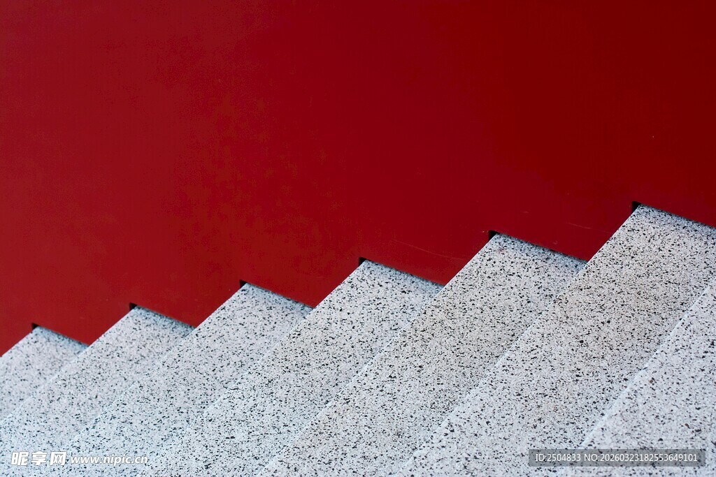 红色背景下的灰色阶梯