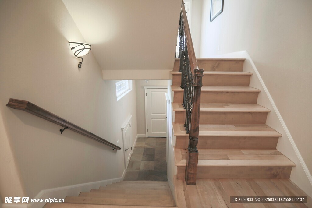 室内简约风格木质楼梯