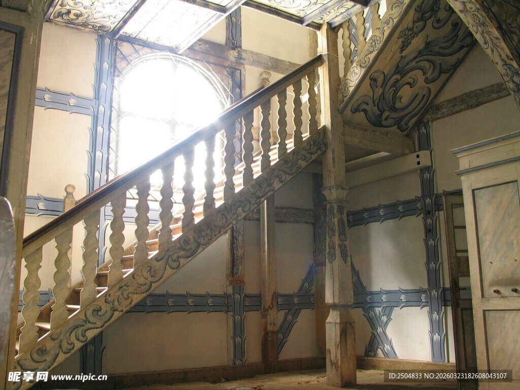 复古华丽木质旋转楼梯