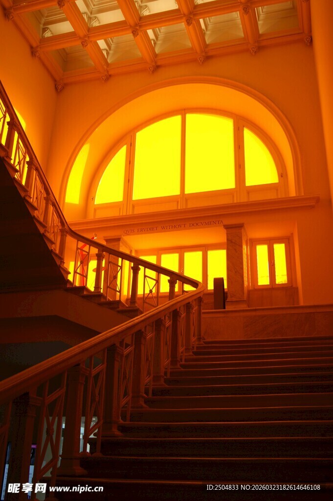 复古风格的室内楼梯景观