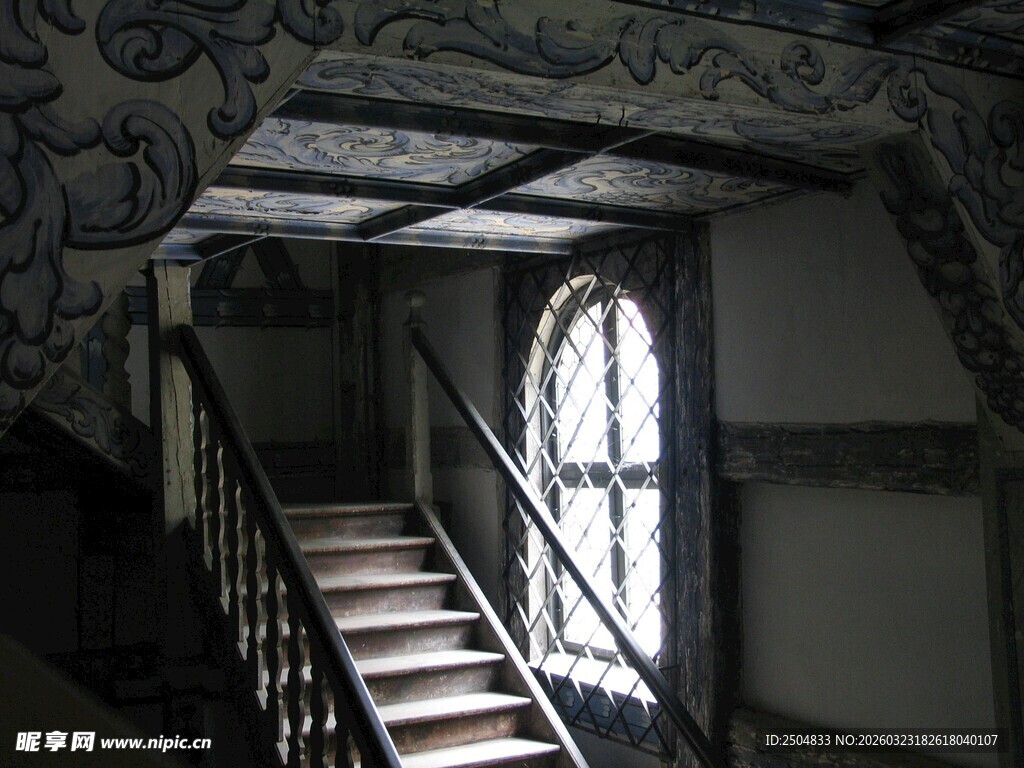 复古欧式楼梯间拱形窗