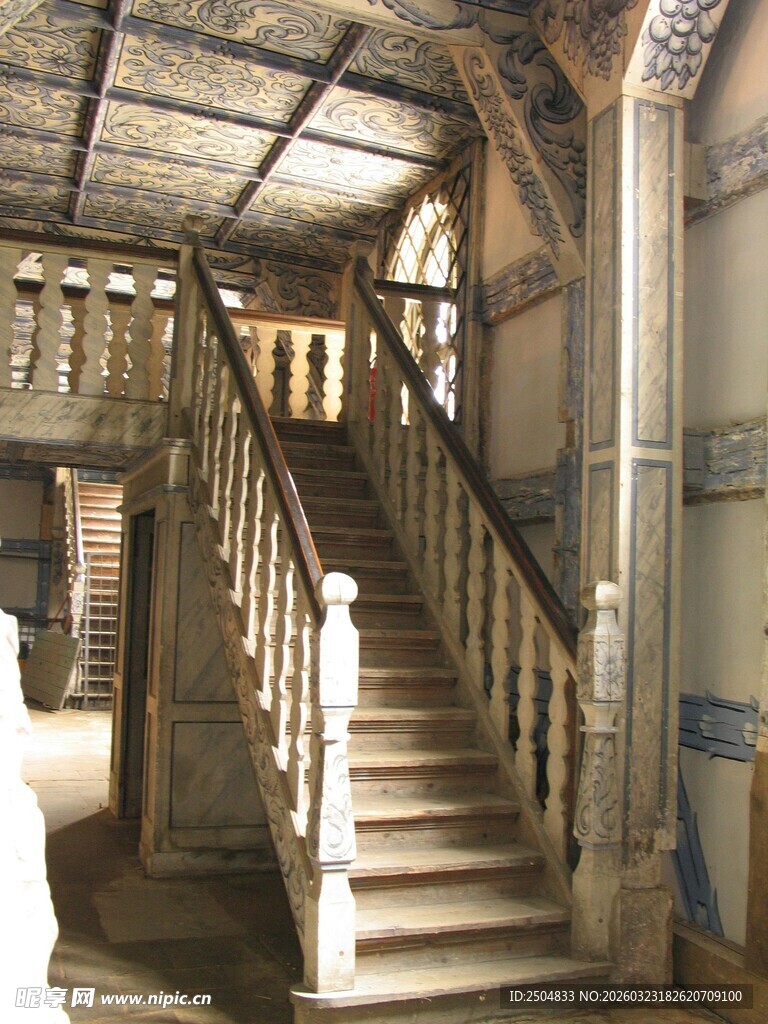 复古风格的精美木质楼梯