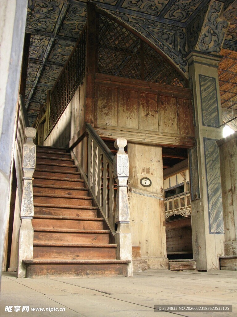 复古木质楼梯 尽显岁月痕迹