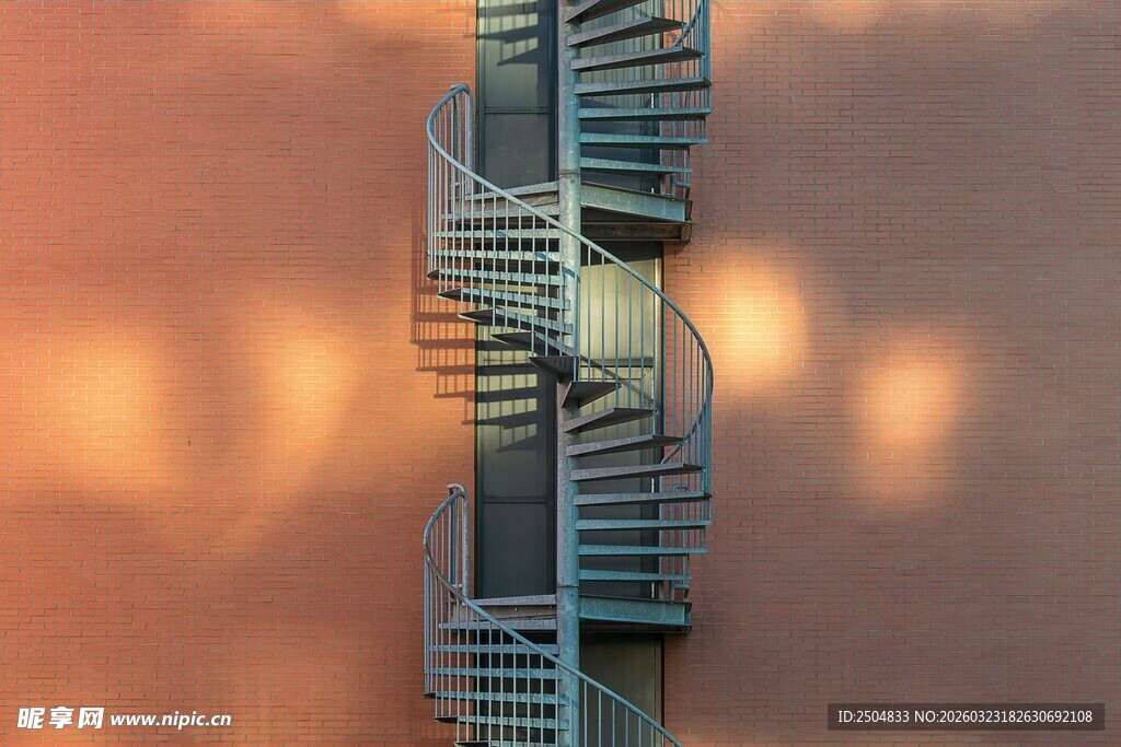 夕阳下的螺旋式钢结构楼梯