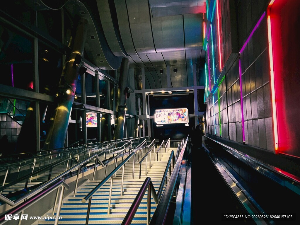 未来感十足的自动扶梯场景