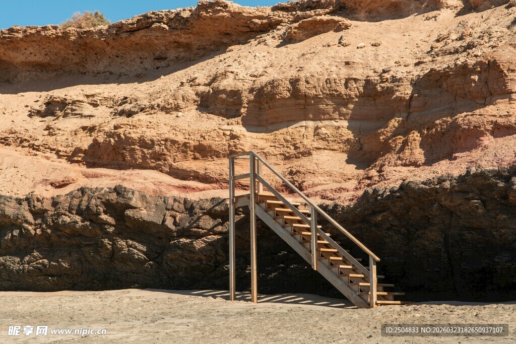  漠中木质阶梯的独特景致