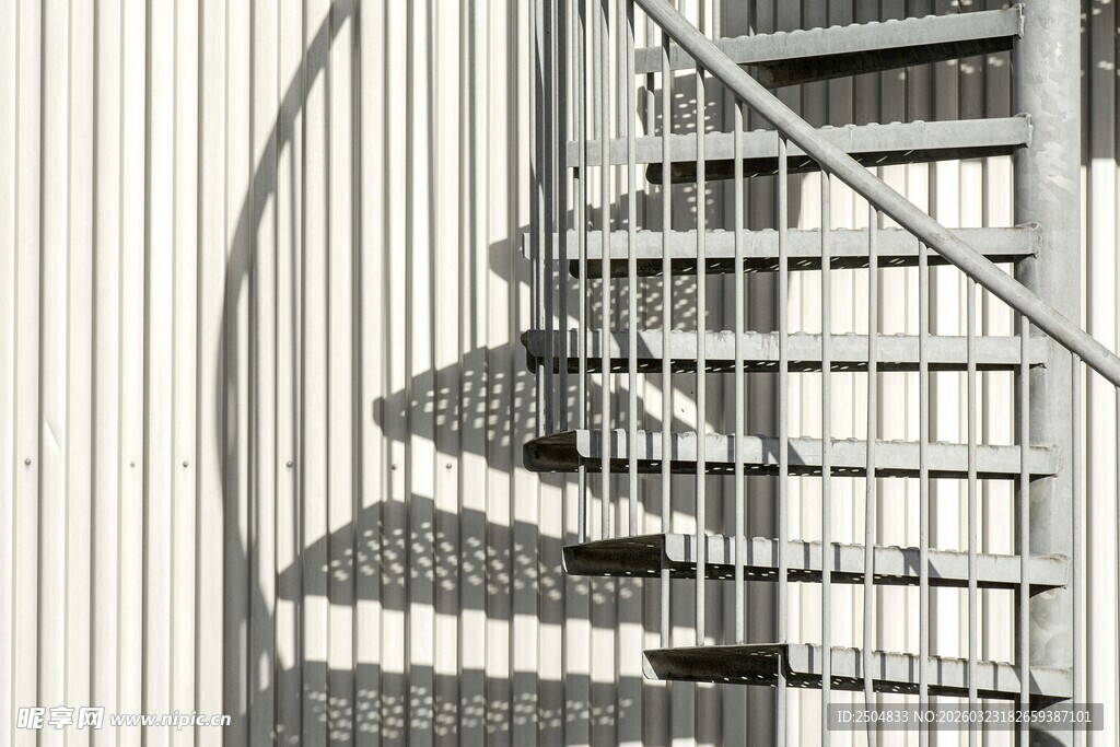 简约金属螺旋楼梯特写